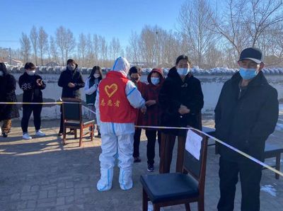 双辽市文明实践"红马甲"筑起防疫安全线